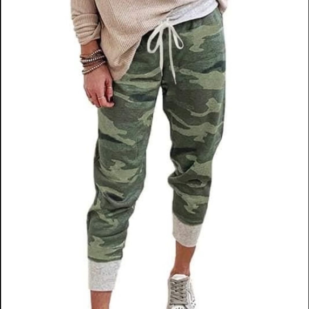 Camo joggers. NWOT SIZE MEDIUM